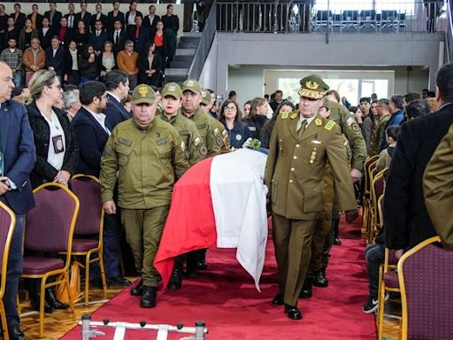 Crimen de carabineros en Cañete: carrozas fúnebres llegan a la Escuela de Suboficiales en Concepción para ceremonia de responso - La Tercera
