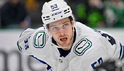 Canucks re-sign Teddy Blueger and he's taking a pay cut | Offside