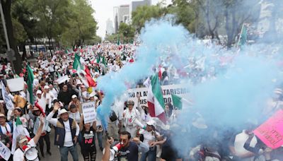 Trabajadores estudiantes y opositores marchan en México contra reforma judicial