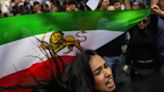 伊朗示威背後的複雜歷史：女性曾拿掉頭巾、又載回去，現在她們想把它燒毀