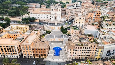 Photo: Italy cover Spanish steps with massive shirt ahead of Euro 2024 clash