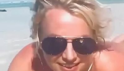 Britney Spears posa completamente nua na praia; vídeo