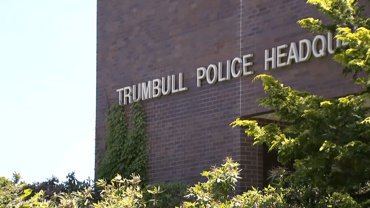Thief uses sledge hammer to steal jewelry from Trumbull Mall: police