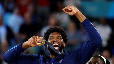 Joel Embiid se vengó de los abucheos de Francia al recibir su medalla en los Juegos Olímpicos, con todo el Dream Team como cómplices