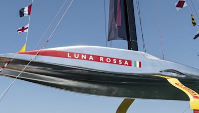 El Luna Rossa prepara su traslado a Barcelona