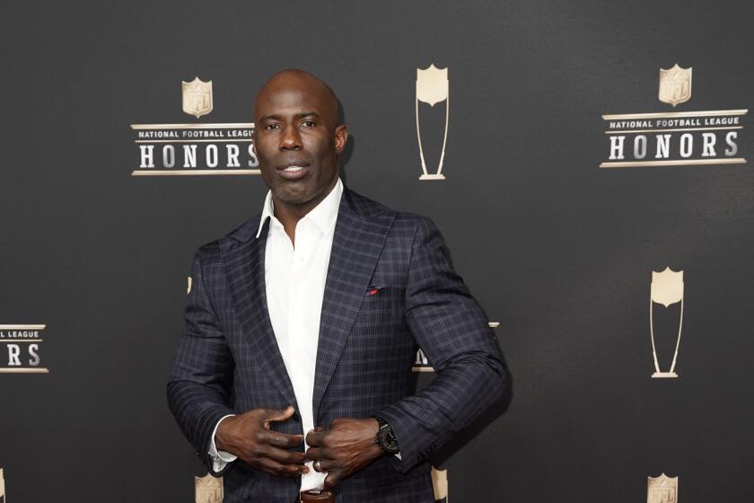 United says ban on Terrell Davis is gone — and so is flight attendant involved in incident