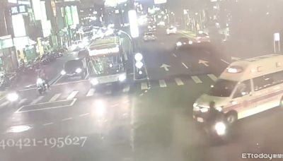 快訊／新北救護車停路口待轉 騎士迎面撞上倒地送醫