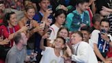 JO 2024 : Dans un train bloqué vers Lyon, au club France, au hand… Tout le monde a vibré pour Léon Marchand