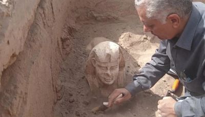 Cómo es la esfinge sonriente descubierta en Egipto que se parece a una figura del Imperio Romano