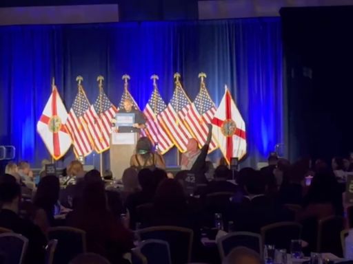 ‘FOUR MORE YEARS!’ Dem Crowd Shouts Down Lone John Fetterman Protester At Florida Conference