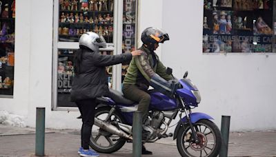 ‘Esta medida no ha sido efectiva para reducir la delincuencia’, dicen motociclistas tras ordenanza que prohíbe dos personas en moto en Quito