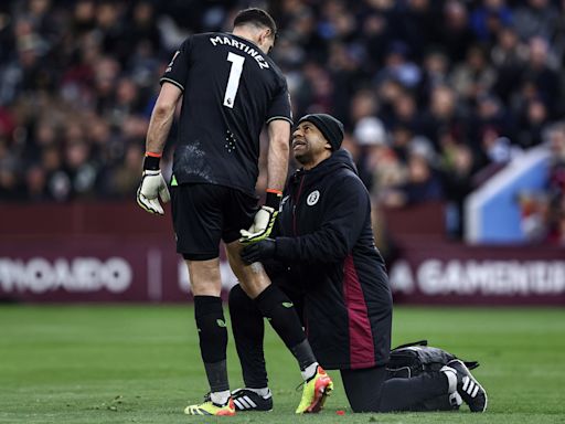 Dibu Martínez sintió dolor en el muslo derecho y salió en el entretiempo, en el empate de Aston Villa ante Chelsea