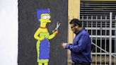 Borran un mural de Marge Simpson cortando su pelo ante el consulado iraní en Milán