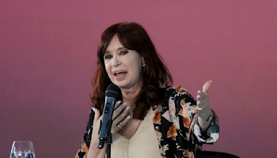 Cristina Kirchner sube tono en su enfrentamiento con Milei y lo acusa de no tener conexión con la realidad - La Tercera