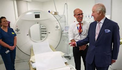 Carlo visita un centro per la cura del cancro, il re tornato agli impegni pubblici