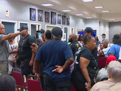 Chaos breaks out at Dolton, Illinois village board meeting with mayor under fire