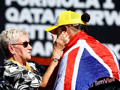 Lewis Hamilton deja una imagen conmovedora tras ganar en Silverstone: un emocionante abrazo con sus padres... y lágrimas también