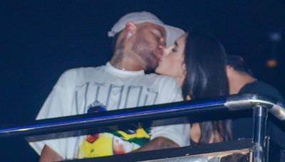 Neymar e Bruna Biancardi são flagrados aos beijos no show do Thiaguinho em SP | Celebridades | O Dia