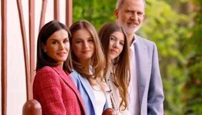 Los reyes de España conmemoran su 20 aniversario de boda con álbum de fotos con sus hijas