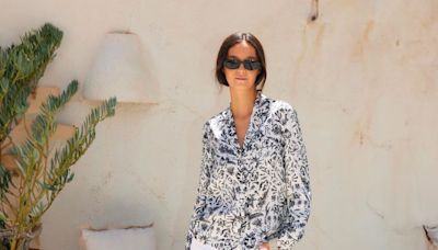 El look de Victoria de Marichalar en Ibiza con bermudas anchas y blusa estampada que llevaremos en vacaciones