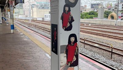東京車站放神秘「紅衣小女孩」廣告看板 乘客：搭末班車會嚇哭