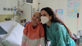 Rosalía visita a niños con cáncer en el Hospital Sant Joan de Déu de Barcelona