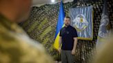 Guerre en Ukraine : Volodymyr Zelensky en visite sur le front et les Etats-Unis réinjectent plus d’un milliard