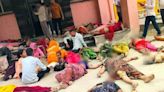 影/116死！印度踩踏事件遇難者多為婦女兒童 「讓大師先走」釀慘劇