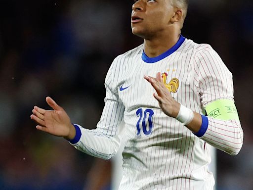 Kylian Mbappé vestido de Diego Maradona: lengua filosa, no calla nada