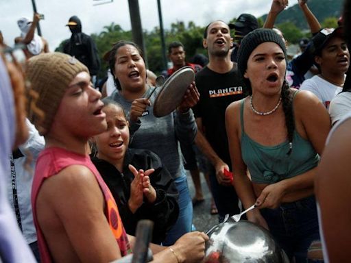 Venezuelans head for presidential palace to protest against election result