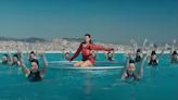 La natación artística española y Barcelona 92 envuelven a Dua Lipa
