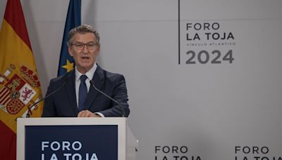 Feijóo se acoge al 'comodín Aznar' para frenar las críticas a su plan social