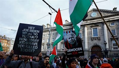 Estudiantes instalan campamento pro-palestino en el Trinity College de Irlanda