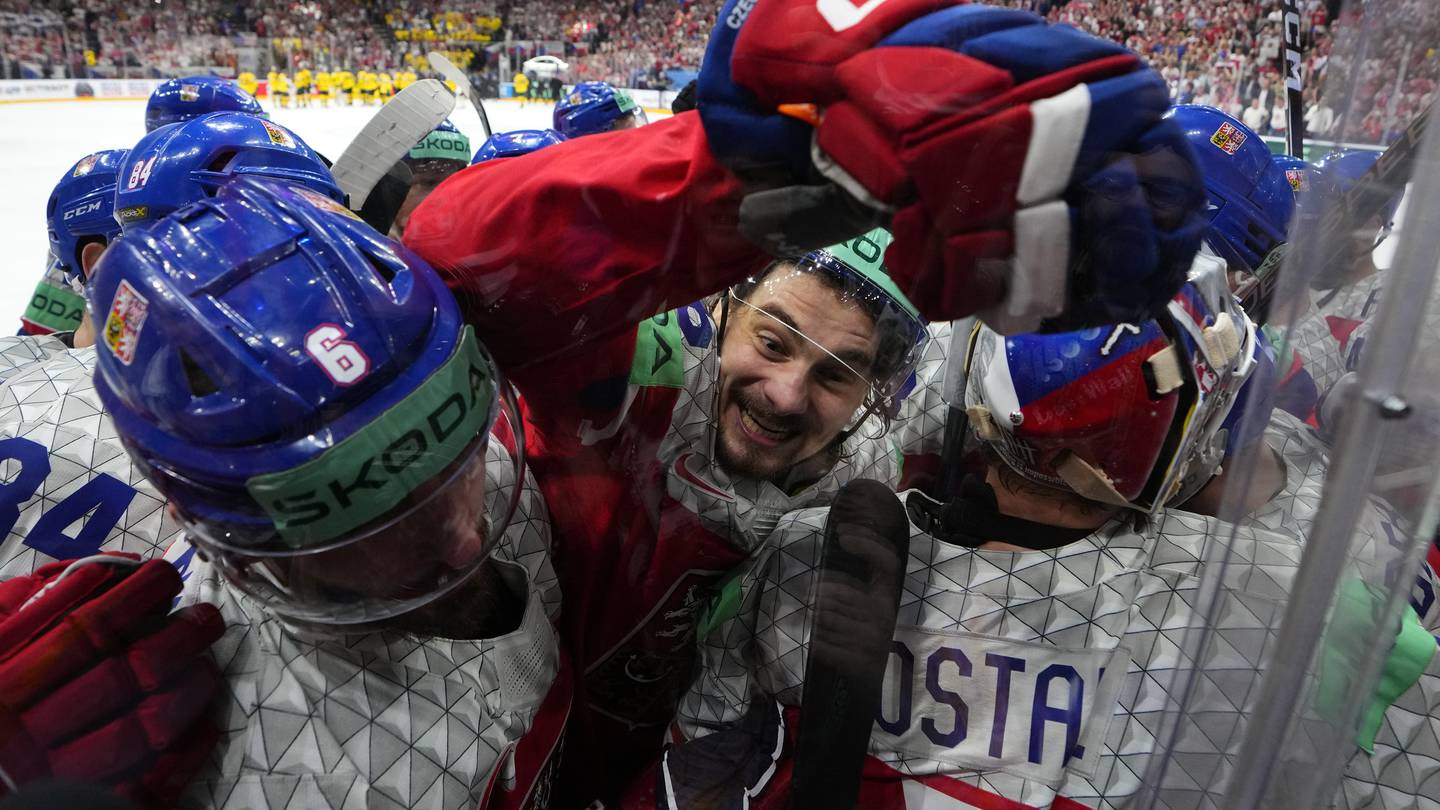 Czech Republic downs Sweden 7-3 to reach world ice hockey final