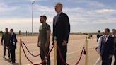 Felipe VI recibe en Barajas a Zelenski