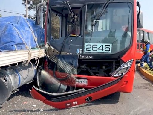 Fuerte choque entre Metrobús y un tráiler deja 6 personas heridas en CDMX