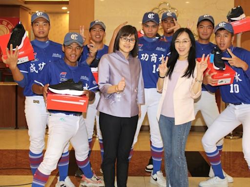 陳瑩媒合社會力量捐贈台東成功商水棒球隊球鞋