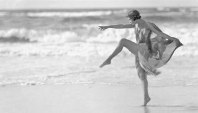 Fue la musa de la danza libre y murió en un accidente, ahorcada por su chalina de seda: hitos y tragedias de Isadora Duncan