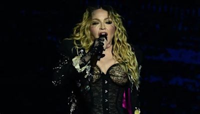 "Icónico" y "un asco": El beso de Madonna con bailarina de su concierto en Río que generó encontradas reacciones
