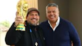 El “cura futbolero” que festejó el Mundial recibió una réplica de la Copa del Mundo del Chiqui Tapia | Sociedad
