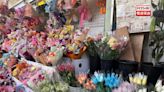 市民到旺角花墟買花送贈母親 有花店稱普遍花價與往年差不多 - RTHK