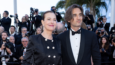 Cannes 2024 : chignon serré et robe sombre, Carole Bouquet opte pour la sobriété sur le tapis rouge