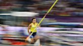 Armand Duplantis salta em Paris para quebrar recorde olímpico de Thiago Braz