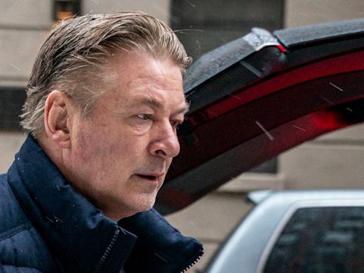 Alec Baldwin golpea el móvil de una activista que le acosó en una cafetería: “¿Por qué mataste a esa señora?”