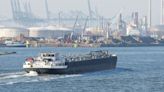 Antwerp port closes a dock and a lock due to oil spill