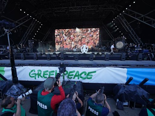 Glastonbury Pyramid Stage falls silent for seven minutes during Marina Abramovic performance