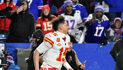 Patrick Mahomes didn't realize he was a 'villain' until Bills Mafia pelted him with snowballs