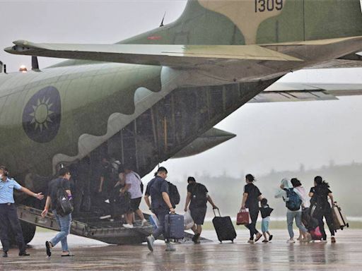 顧立雄屏東勘災 老母雞C-130運輸機飛澎湖協助疏運