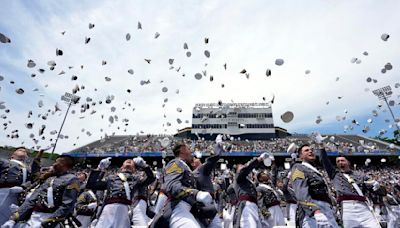 Biden llama a graduados de West Point a abordar amenazas