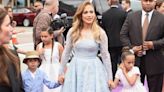 Jennifer Lopez desearía poder proteger a sus hijos de tener padres famosos